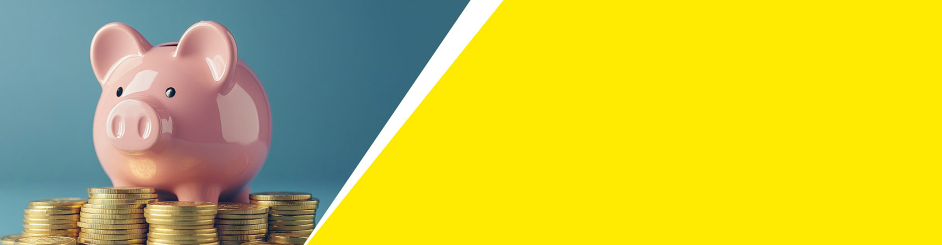 Tirelire rose posée sur des pièces de monnaie