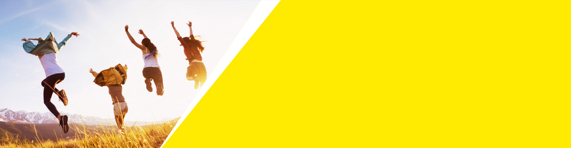 Groupe de jeunes sautant de joie dans la nature