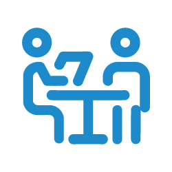 Icône représentant deux personnes autour d’une table pour symboliser l’accompagnement de l'auto-école Carly